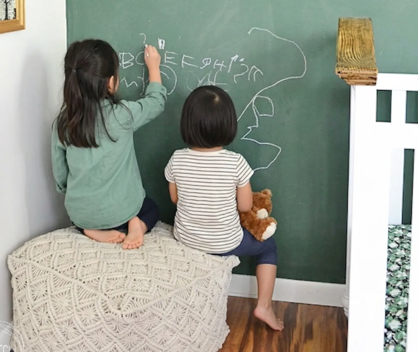 Khoảnh khắc gia đình — bé đang ngủ yên bình